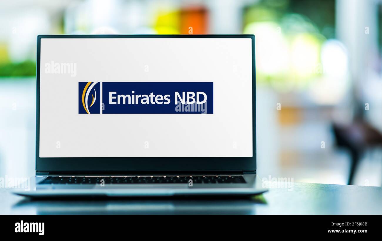 POZNAN, POL – 15. MÄRZ 2021: Laptop-Computer mit Logo der Emirates NBD Bank PJSC, einer staatlichen Bank in Dubai Stockfoto