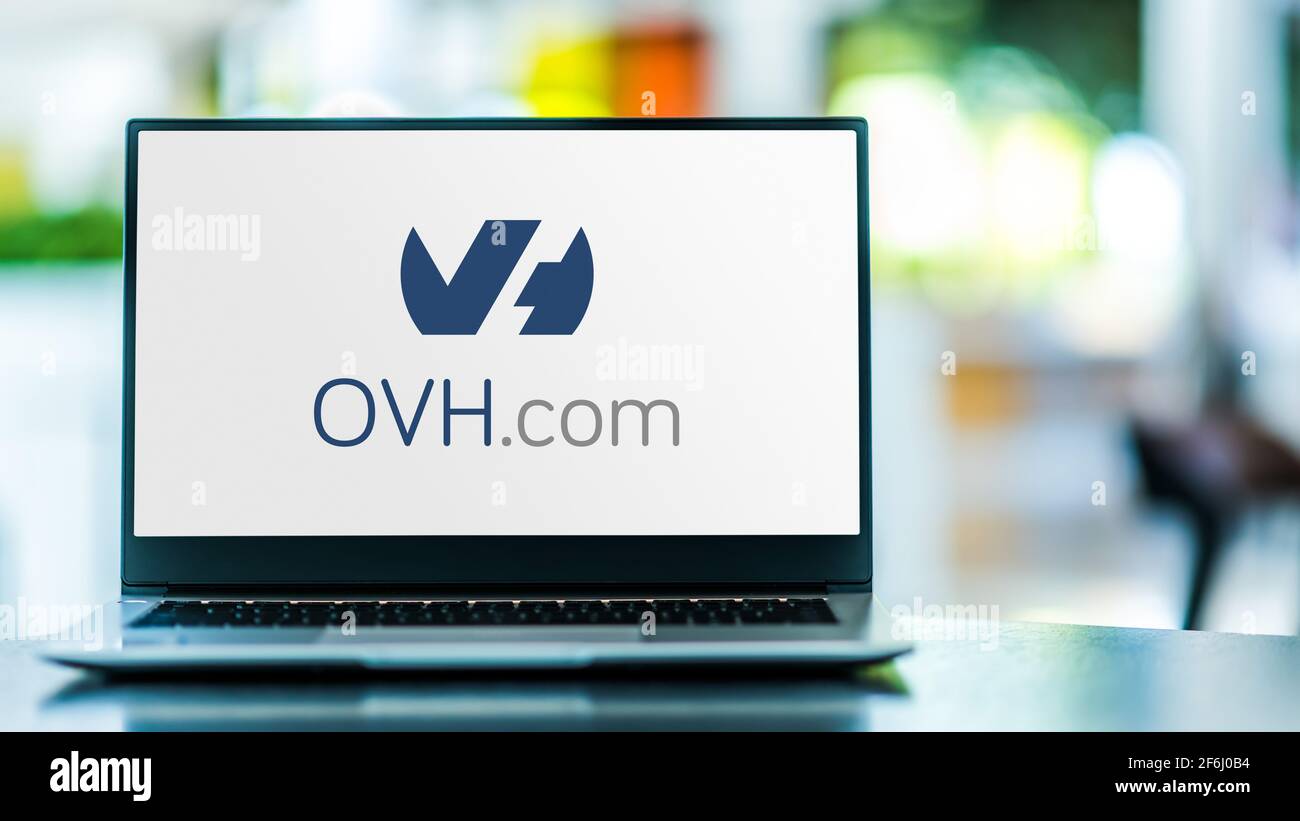 POZNAN, POL – 15. MÄRZ 2021: Laptop-Computer mit Logo von OVH, einem französischen Cloud-Computing-Unternehmen, das VPS, dedizierte Server und andere Unternehmen anbietet Stockfoto
