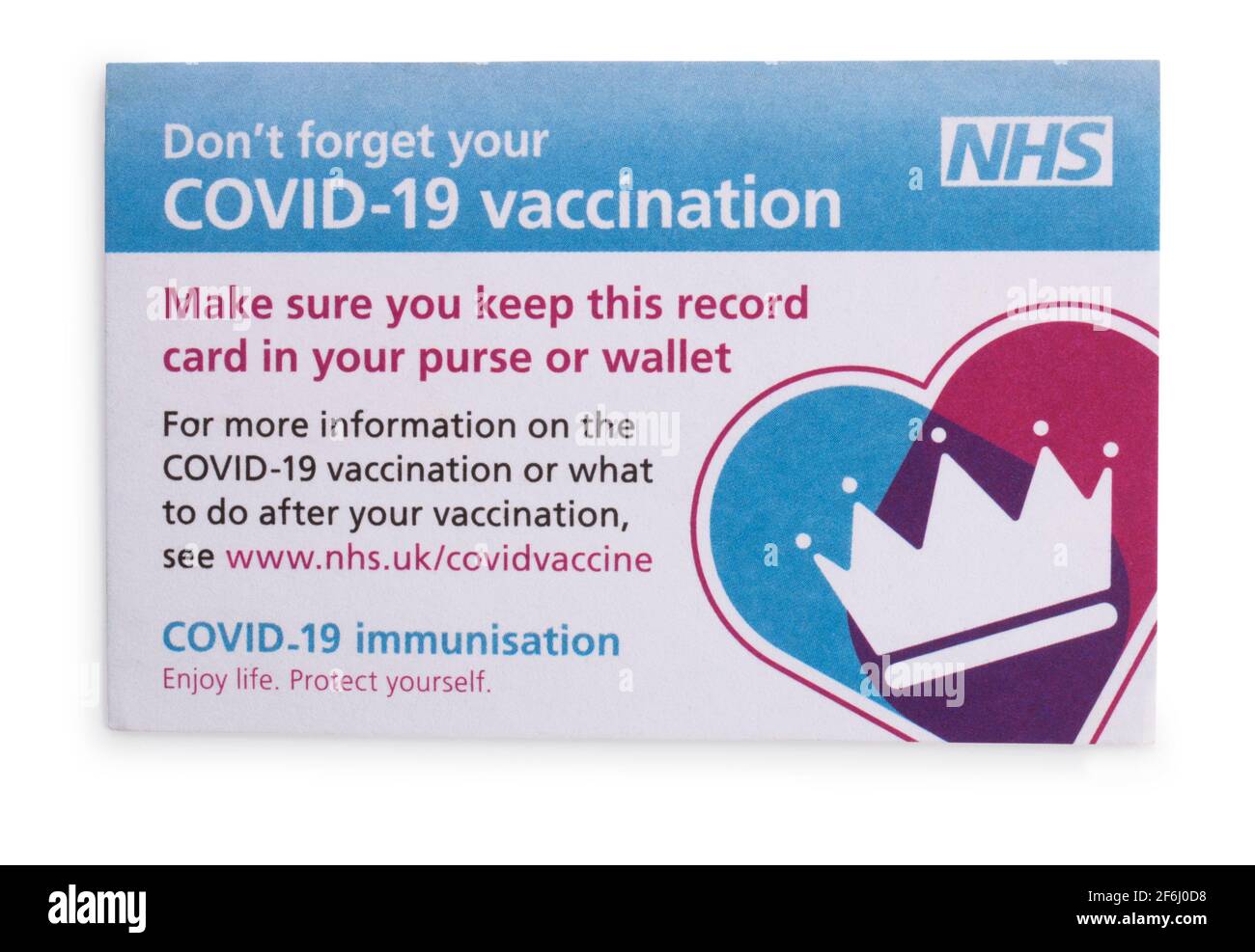 Studioaufnahme einer NHS-Impfkarte, gegen die es abgeschnitten hat Ein weißer Hintergrund - John Gollop Stockfoto