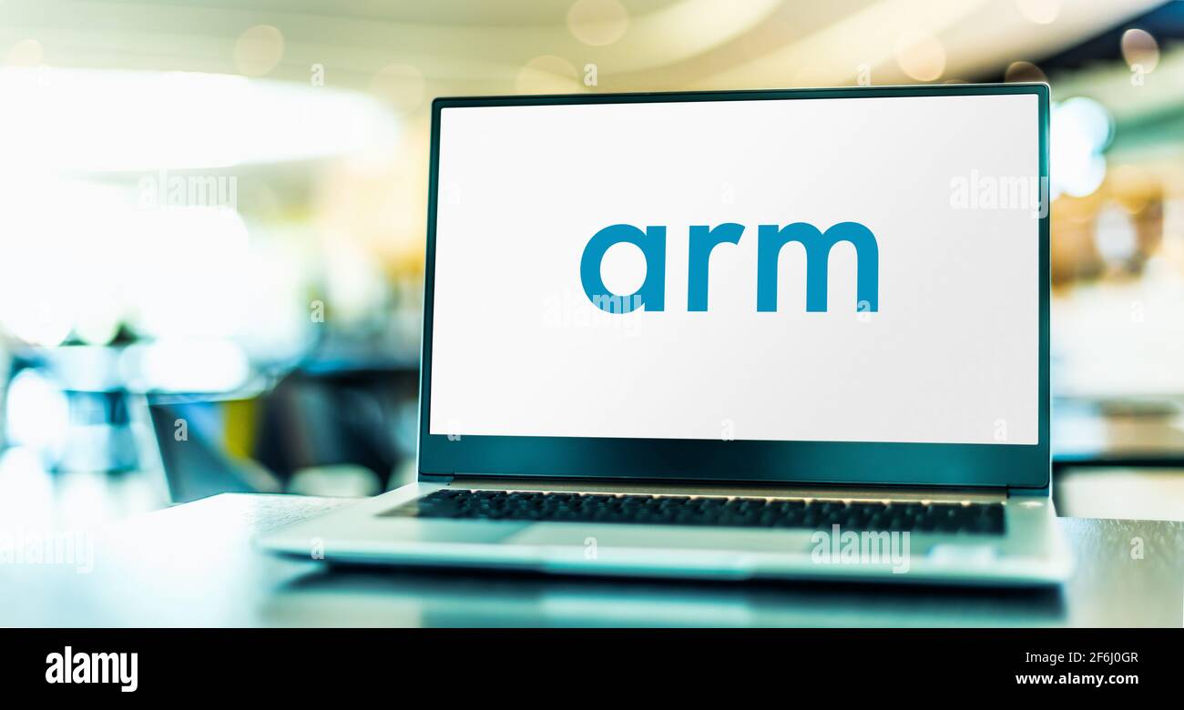 POZNAN, POL – 6. FEBRUAR 2021: Laptop-Computer mit Logo von Arm Ltd., einem britischen Halbleiter- und Software-Designunternehmen mit Sitz in Cambridge, Englan Stockfoto