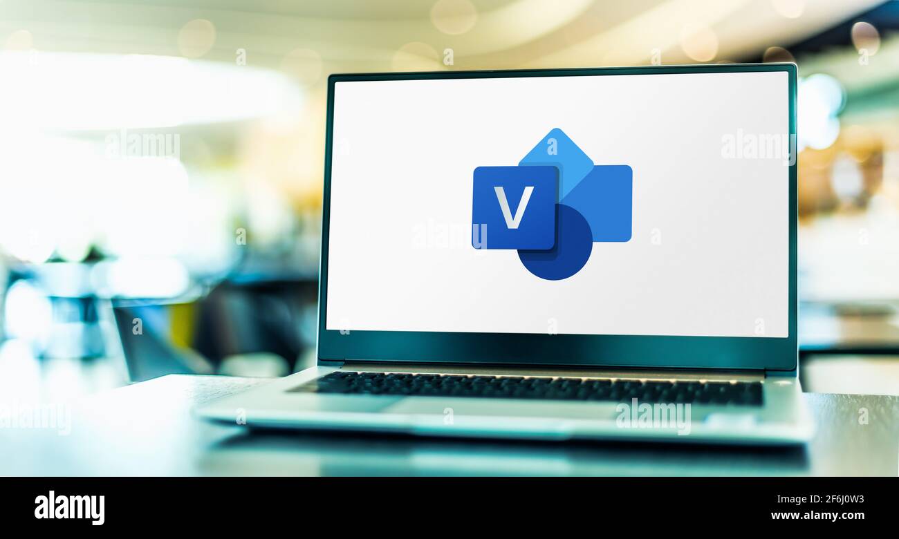 POZNAN, POL - 6. FEBRUAR 2021: Laptop-Computer mit Logo von Microsoft Visio, einer Diagramm- und Vektorgrafikanwendung, die Teil der Microsoft von ist Stockfoto