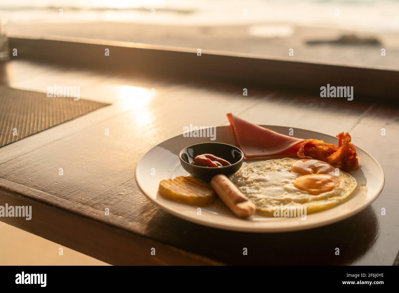 Amerikanisches Frühstück auf einem alten Holztisch im Hintergrund. Stockfoto