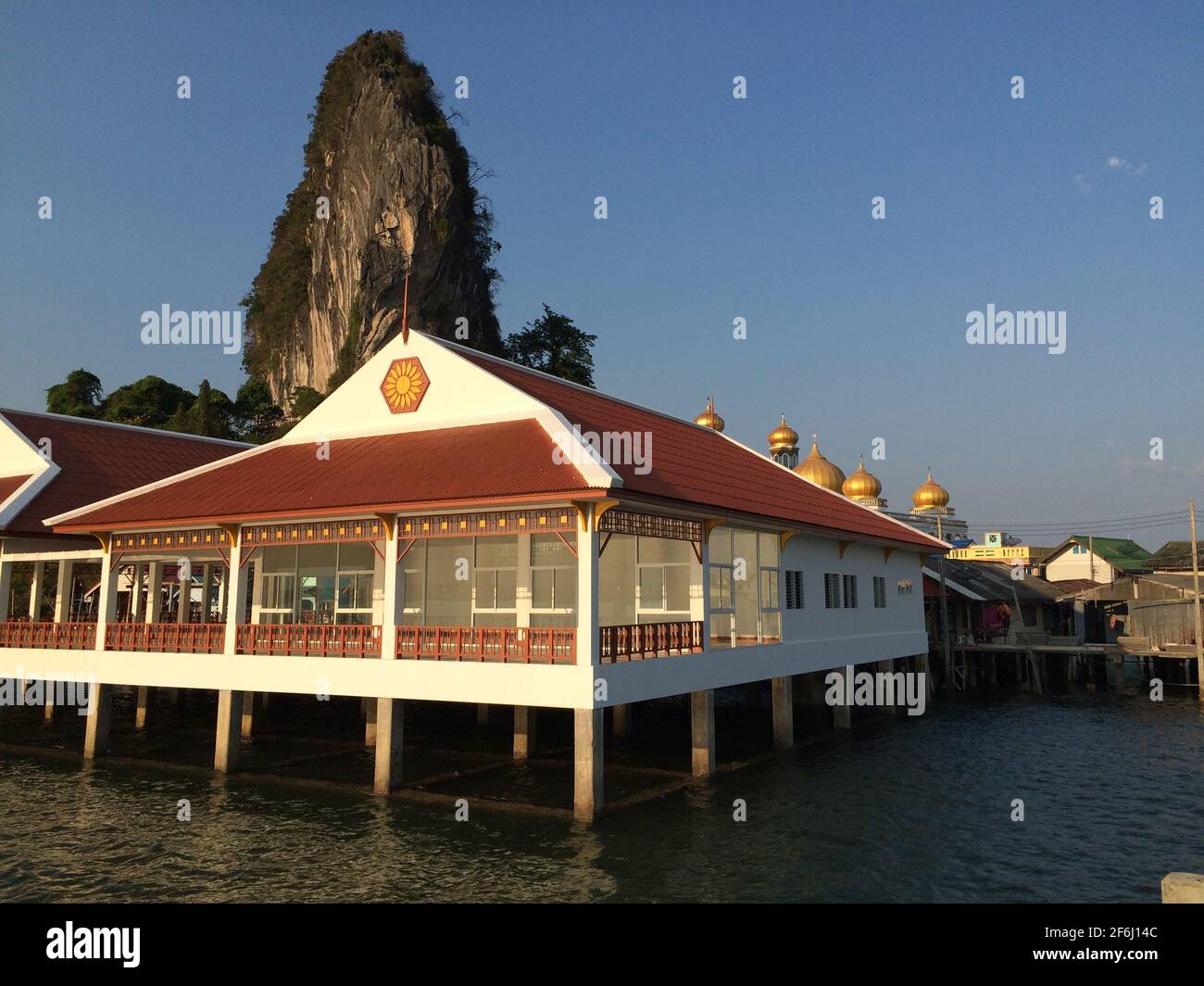 Koh Panyi, Phang Nga, Thailand - März 15 2016: Long-Tail Touristenboote parken am Ufer des schwimmenden Dorfes Koh Panyi Stockfoto