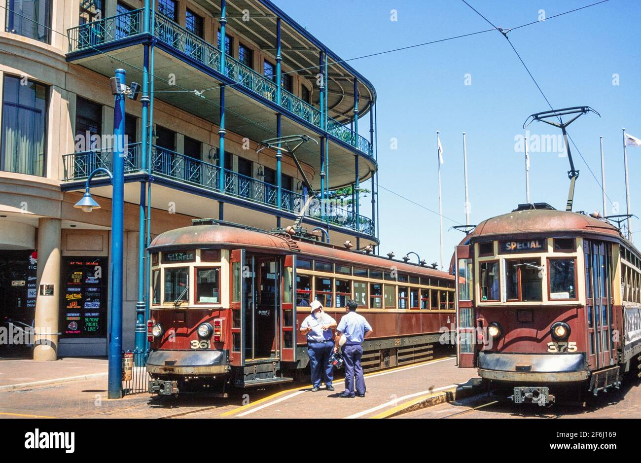 2001 Glenelg Adelaide South Australia - Alte Straßenbahnen an der Glenelg Straßenbahnhaltestelle. Vor der Umgestaltung der Haltestelle warten zwei Straßenbahnen des Typs H an der Endstation Moseley Square.die Straßenbahn des Typs H Adelaide war eine Klasse von 30 Straßenbahnen, die 1929 von EINEM Pengelly & Co, Adelaide, für den Einsatz auf der Glenelg-Straßenbahnlinie gebaut wurde. Sie betrieben den Dienst bis zur Ablösung durch Bombardier Flexity Classics im Jahr 2006.die Glenelg-Straßenbahnlinie ist eine Straßenbahn-/Stadtbahnlinie in Adelaide. Moseley Square ist ein öffentlicher Platz in der Stadt Holdfast Bay bei Glenelg und es ist die Endstation der Glenelg Straßenbahnlinie Stockfoto