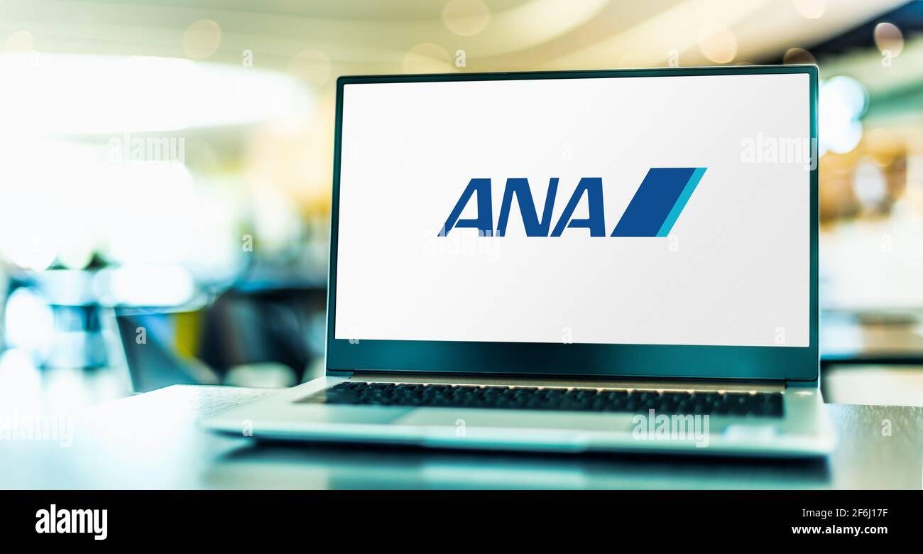 POZNAN, POL – 15. MÄRZ 2021: Laptop-Computer mit Logo von All Nippon Airways Co., auch bekannt als Zennikku, mit Hauptsitz in Tokio Stockfoto