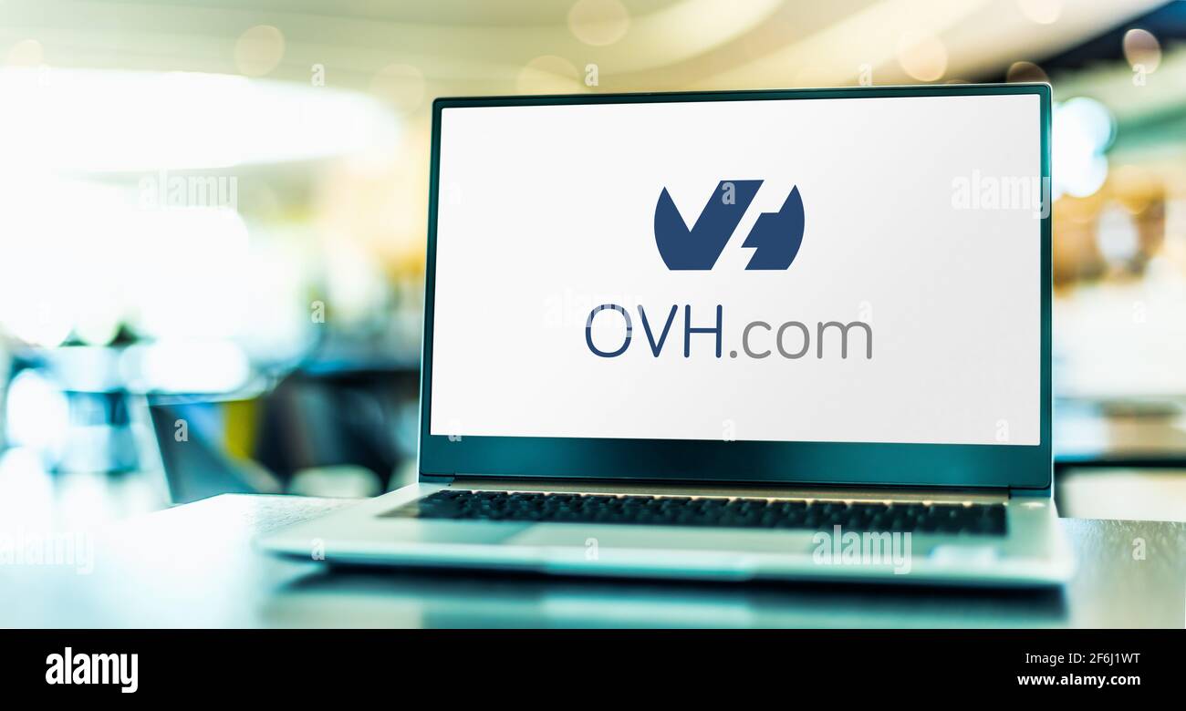 POZNAN, POL – 15. MÄRZ 2021: Laptop-Computer mit Logo von OVH, einem französischen Cloud-Computing-Unternehmen, das VPS, dedizierte Server und andere Unternehmen anbietet Stockfoto