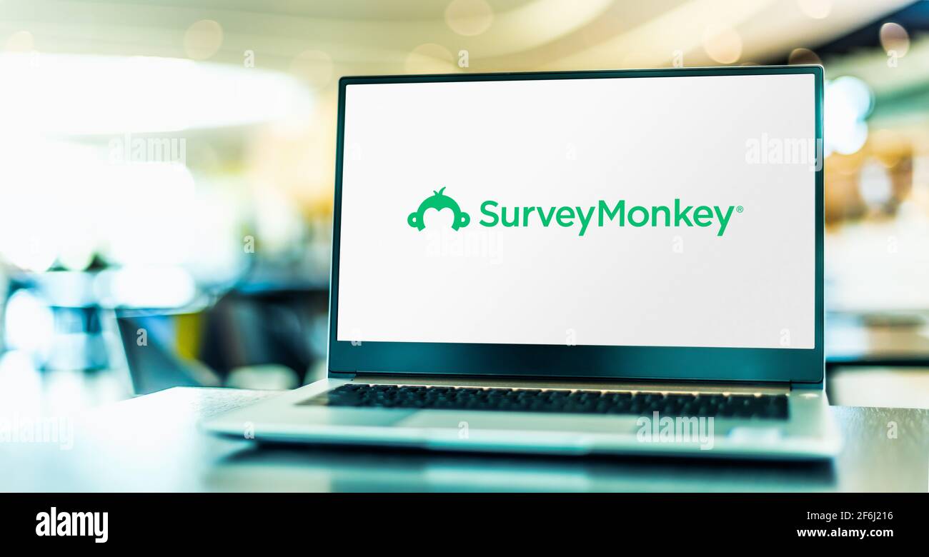 POZNAN, POL – 15. MÄRZ 2021: Laptop-Computer mit Logo von SurveyMonkey, einer Cloud-basierten Software für die Online-Umfrage als Dienstleistungsunternehmen Stockfoto