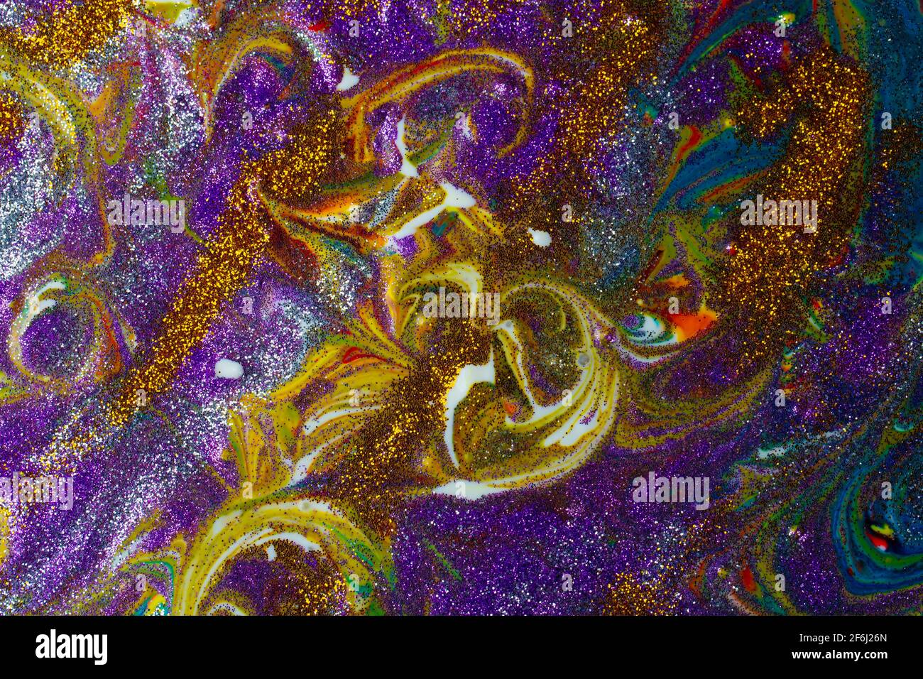 Mehrfarbiger Acryl-Hintergrund mit Locken bestreut mit lila und Gold funkelt. Moderne Kreativität. Eine bunte Avantgarde-Malerei mit reichen Stockfoto