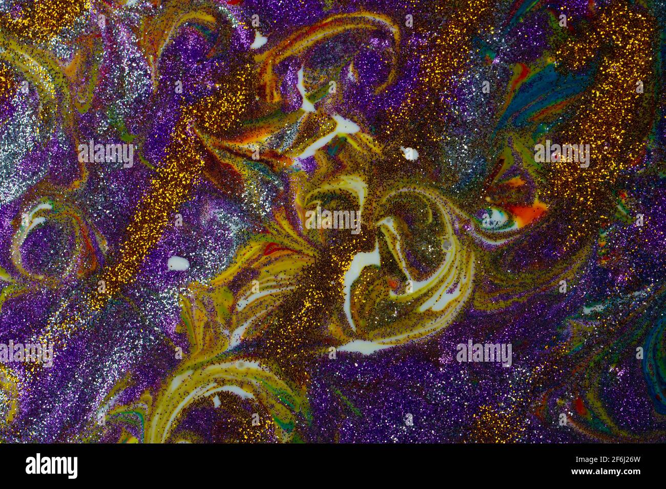 Mehrfarbiger Acryl-Hintergrund mit Locken bestreut mit lila und Gold funkelt. Moderne Kreativität. Eine bunte Avantgarde-Malerei mit reichen Stockfoto