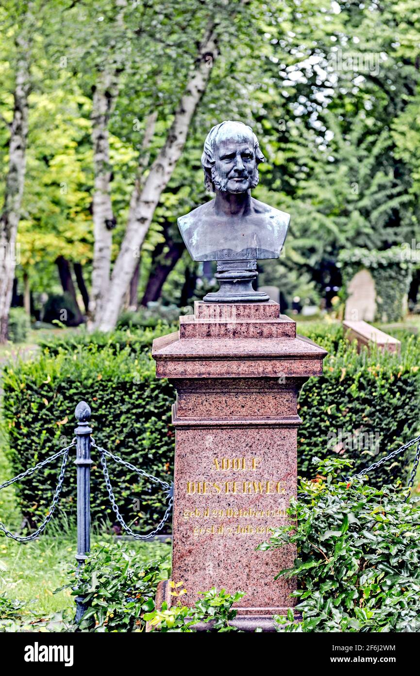 Grab des Pädagogen Adolf Diesterweg in Berlin; Grab des deutschen Schulmanns Adolf Diesterweg auf dem St. Matthäus-Friedhof in Berlin Stockfoto