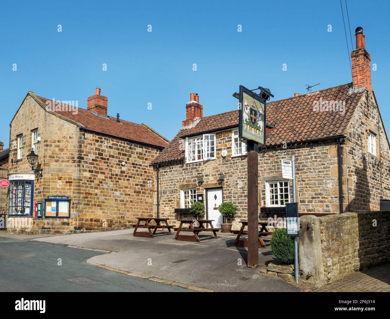 Der Harewood Arms Village Pub und der Village Store in Follifoot In der Nähe von Harrogate North Yorkshire England Stockfoto