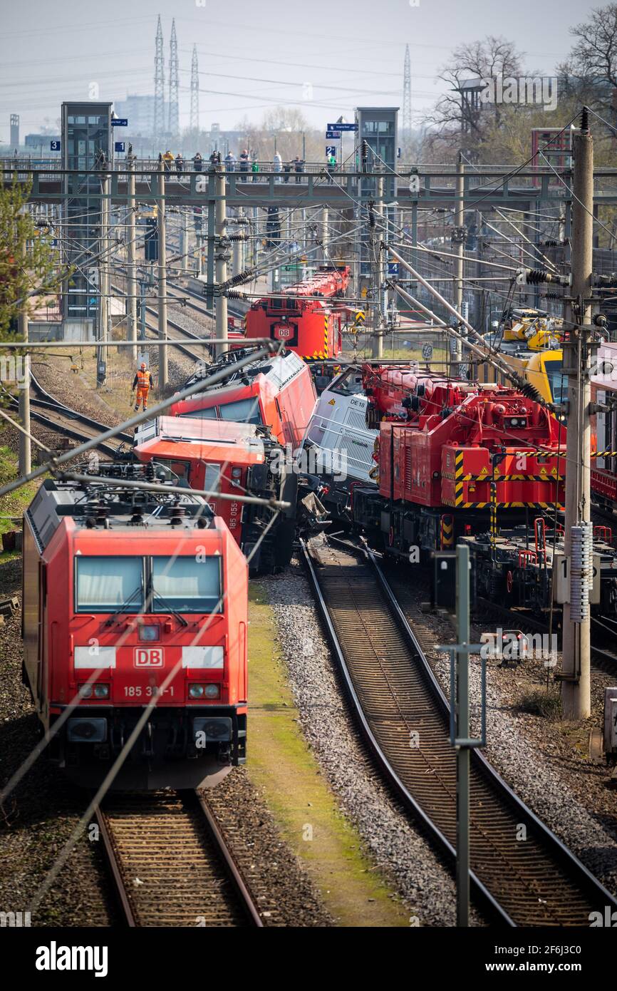 Wolfsburg, Deutschland. April 2021. Lokomotiven, die am Vortag kollidiert waren, stehen neben den Gleisen in der Nähe des Bahnhofs Fallersleben. Am Mittwochabend kollidierte eine Lokomotive mit der Traktionseinheit eines Güterzuges. Niemand wurde verletzt. Die Bundespolizei erwartet, dass die Erholung der Lokomotiven bis nach Ostern dauern wird. Quelle: Moritz Frankenberg/dpa/Alamy Live News Stockfoto