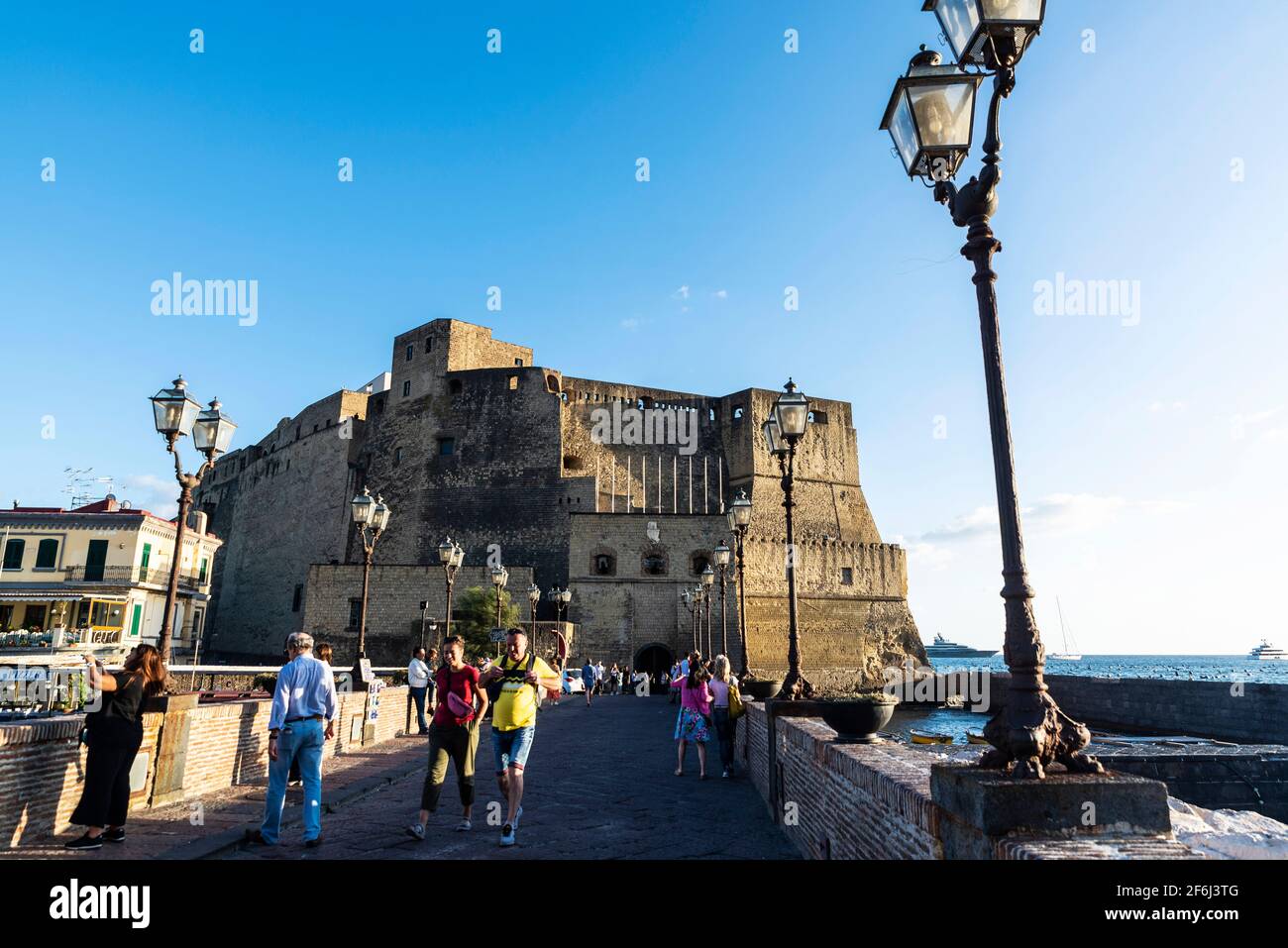 Neapel, Italien - 9. September 2019: Fassade des Castel dell'Ovo (Egg Castle) mit Menschen rund um den Golf von Neapel, Italien Stockfoto