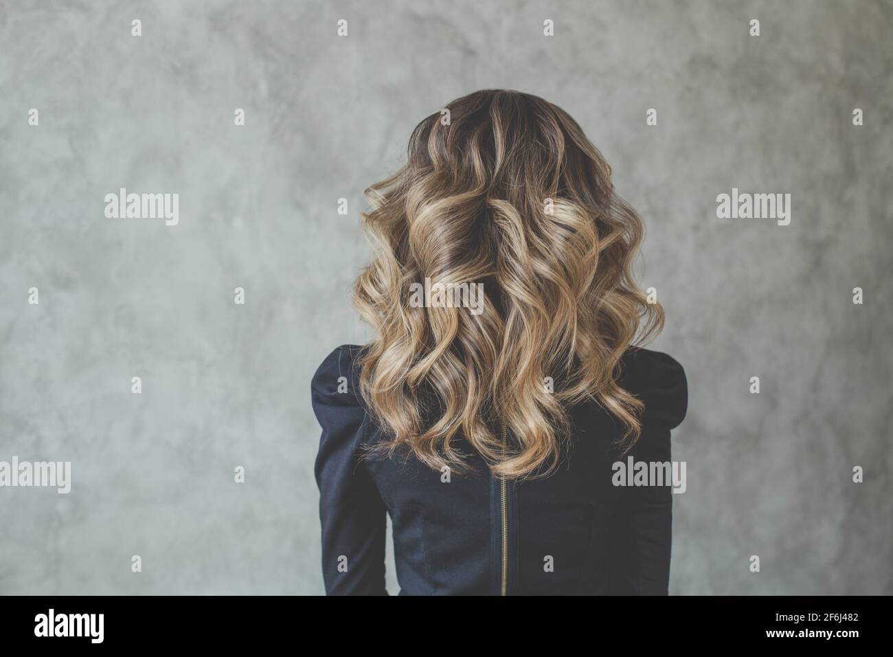 Lockiges Haar. Perfekte Frau Rücken und Kopf mit lockiger Frisur Stockfoto