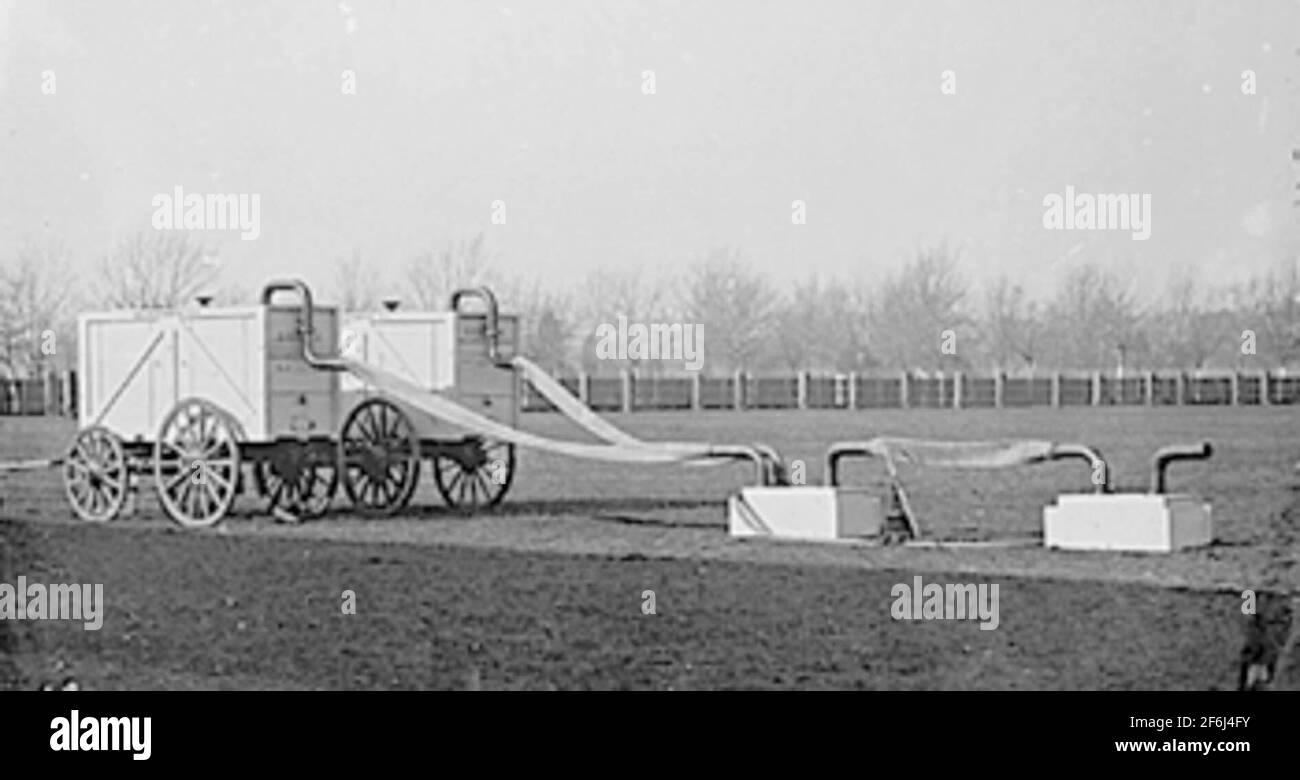 Zwei der Wasserstoffgasgeneratoren, die jedem Ballon zugewiesen sind, um sich auf dem Schlachtfeld aufzublasen. Stockfoto