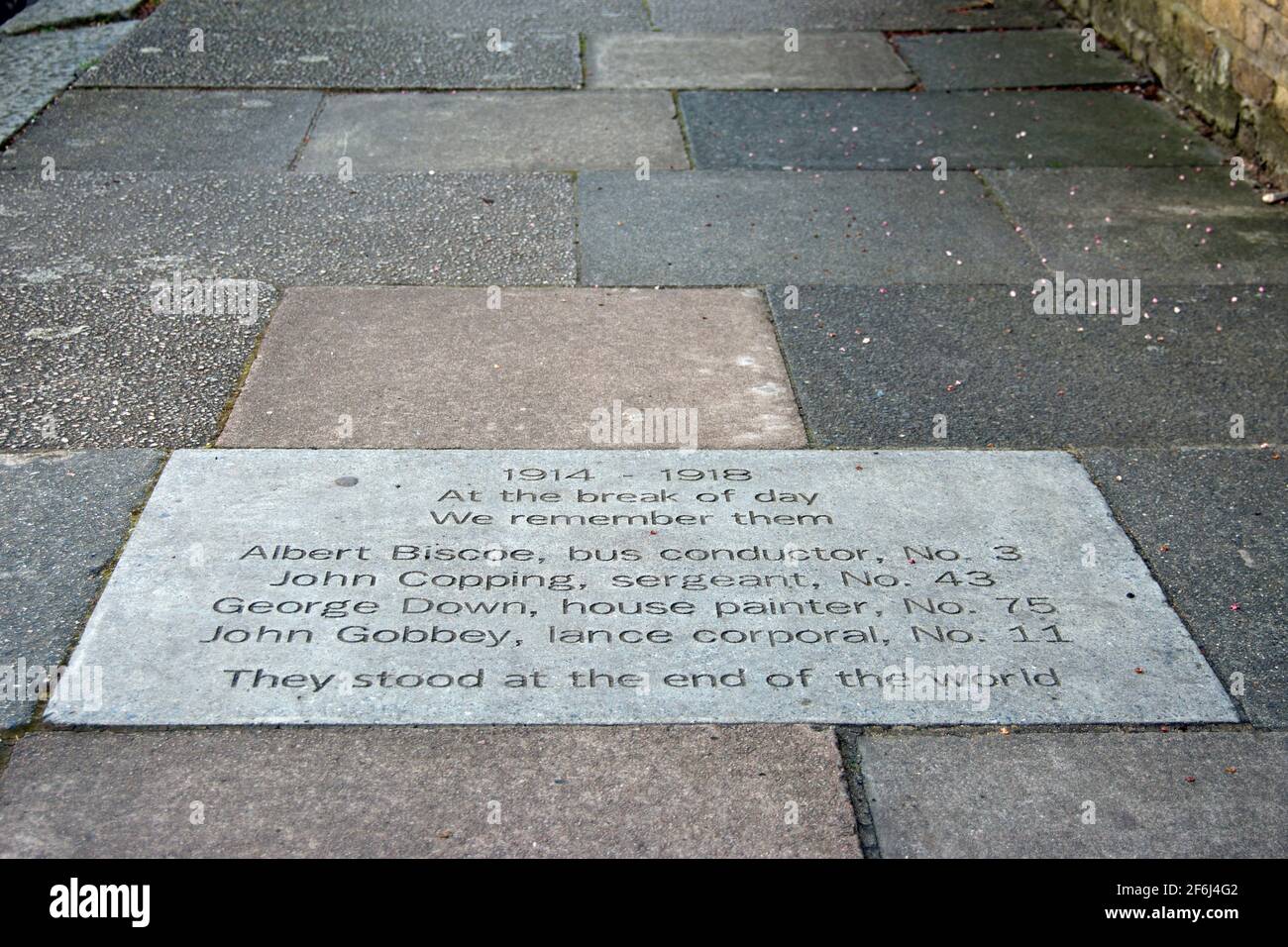 Bürgersteig-Gedenkstätte, die diejenigen auflistet, die im Ersten Weltkrieg im Dienst von dieser Straße, festing Road, putney, südwestlondon, england, starben Stockfoto