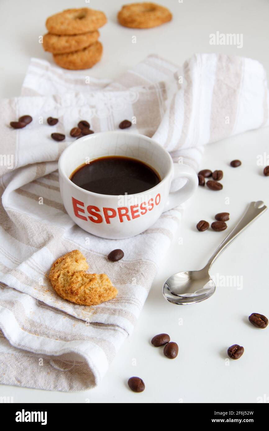 Frühstück mit Kaffee und Keksen aus nächster Nähe auf dem weißen Tisch Stockfoto