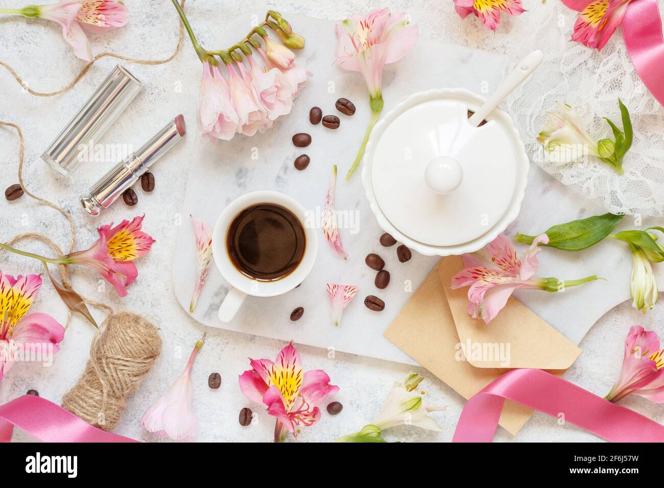 Frühstück mit Kaffee und Keksen aus nächster Nähe auf dem weißen Tisch Draufsicht Stockfoto