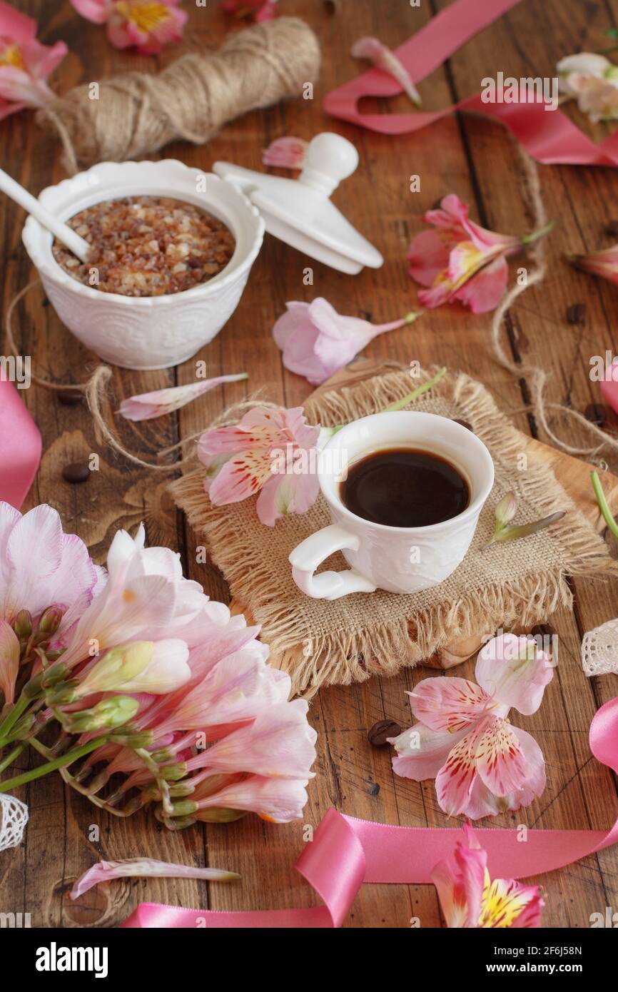 Frühstück mit Kaffee und Keksen aus nächster Nähe auf einem Holztisch Stockfoto