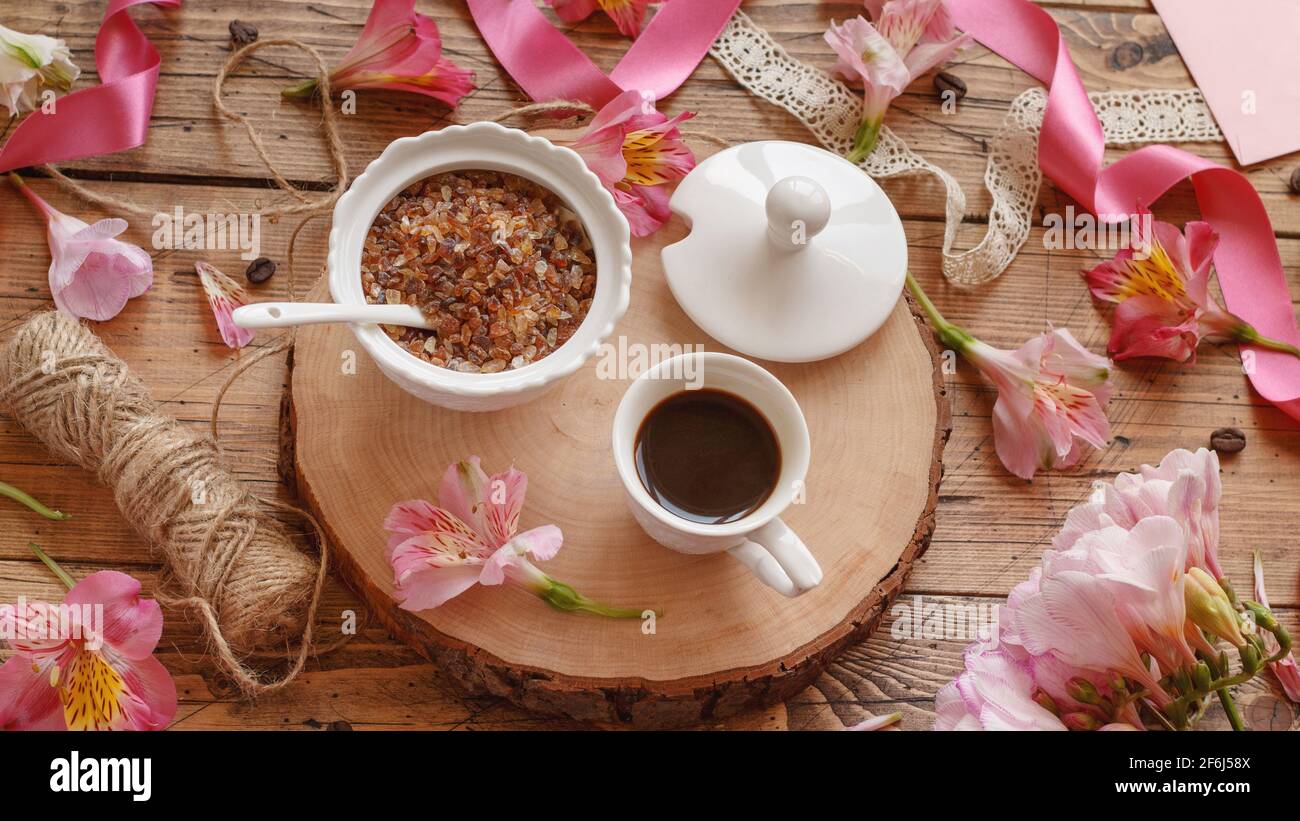 Frühstück mit Kaffee und Keksen aus nächster Nähe auf einem Holztisch Stockfoto