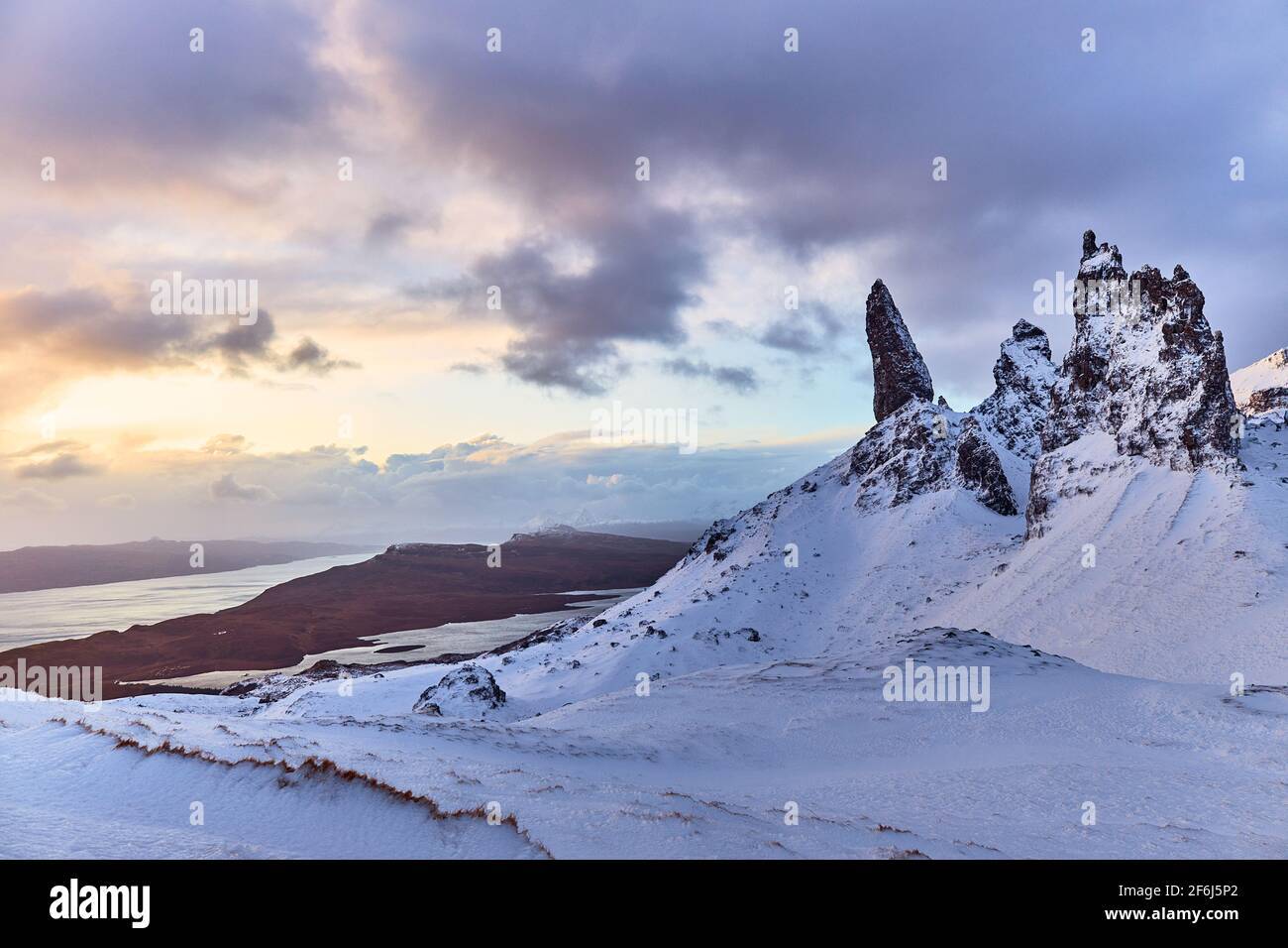 Old man Storr, Isle Skye, Schottland. Winteruntergang von der Spitze des Gipfels Stockfoto