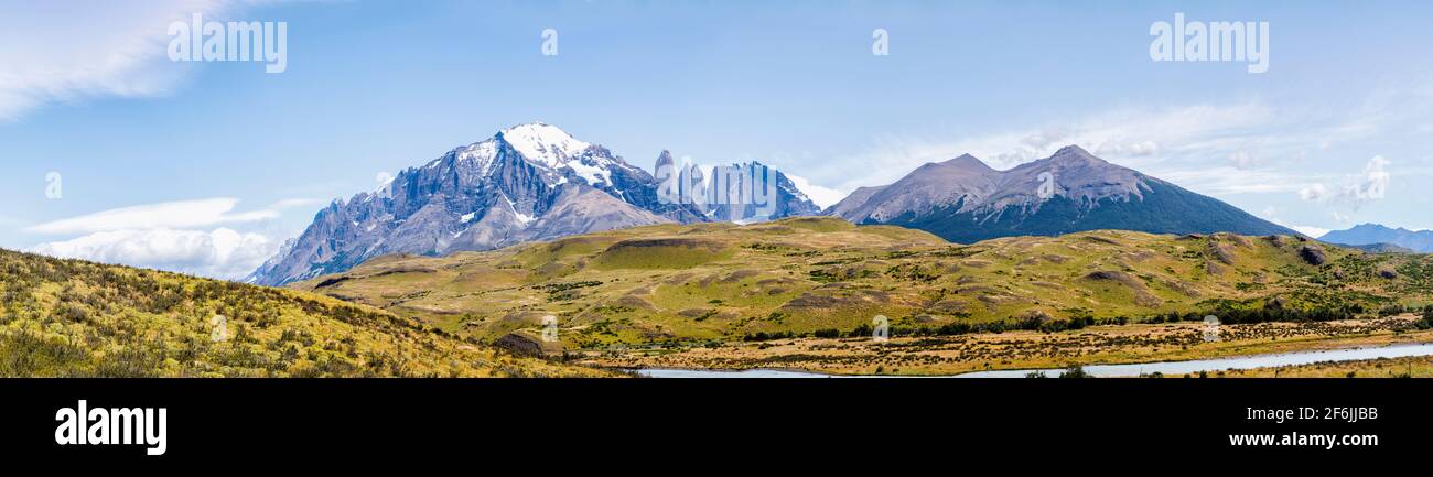 Blick auf Cerro Paine Grande und Cordillera del Paine in der Region Laguna Amarga im Torres del Paine Nationalpark, Patagonien, Südchile Stockfoto