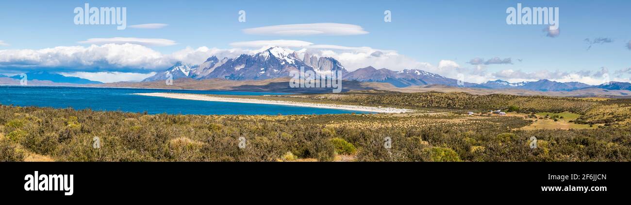 Ungewöhnliche linsenförmige Wolkenbildung über den Gipfeln der Torres del Paine und dem Sarmiento-See im Torres del Paine Nationalpark, Patagonien, Südchile Stockfoto