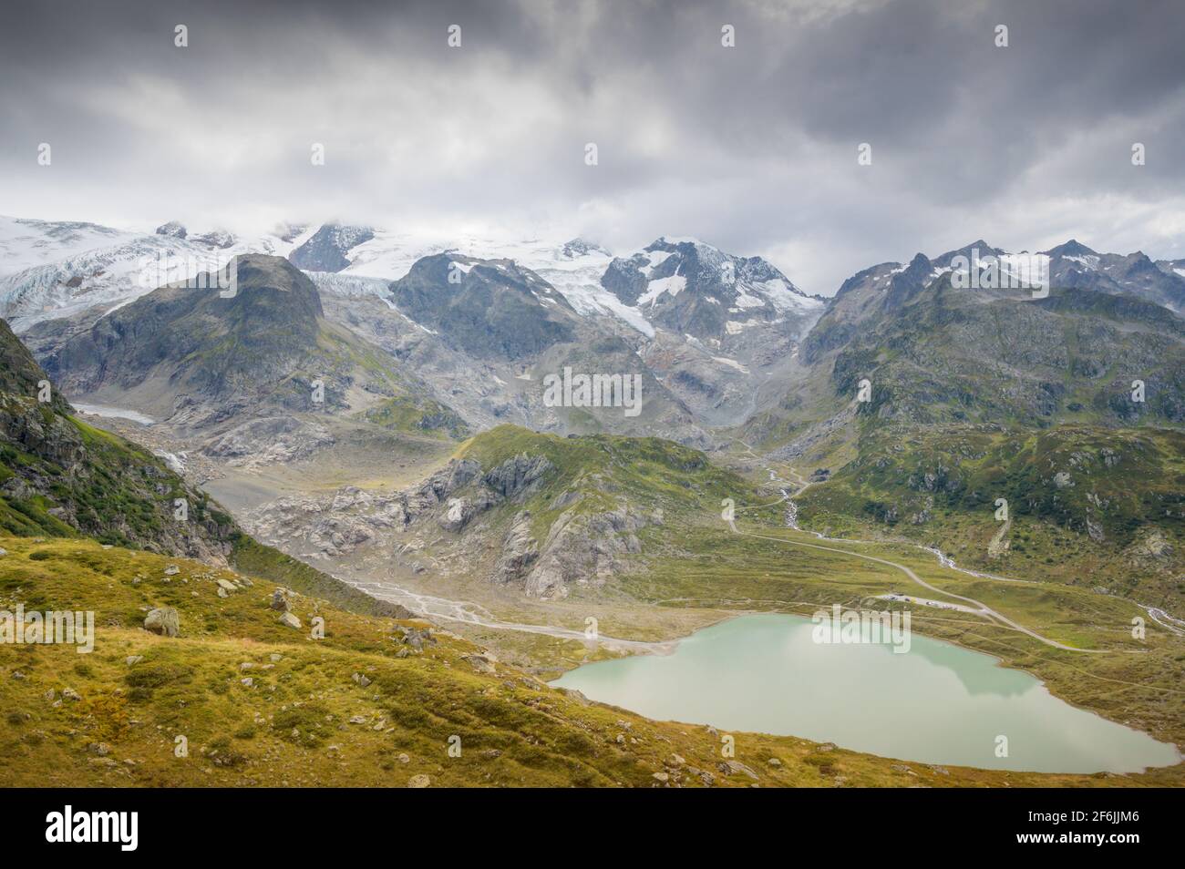 Blick auf Bergsee und Gletscher rund um den Hütchenpass, Schweiz. Stockfoto