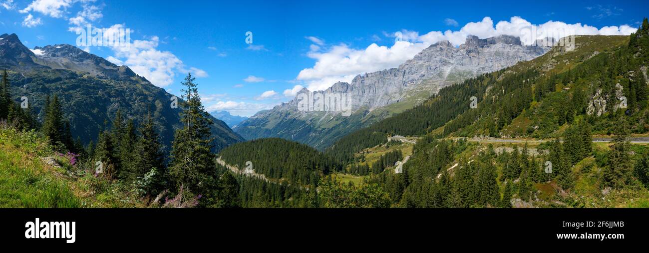 Panoramablick auf das Tal und die Straße hinauf zum Zustpass, Schweiz Stockfoto