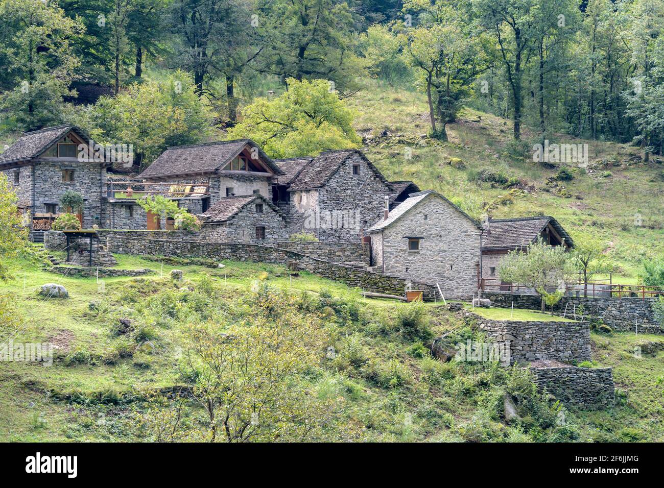 Typisches altes alpines Steindorf, Valle Maggia, Tessin, Schweiz. Stockfoto