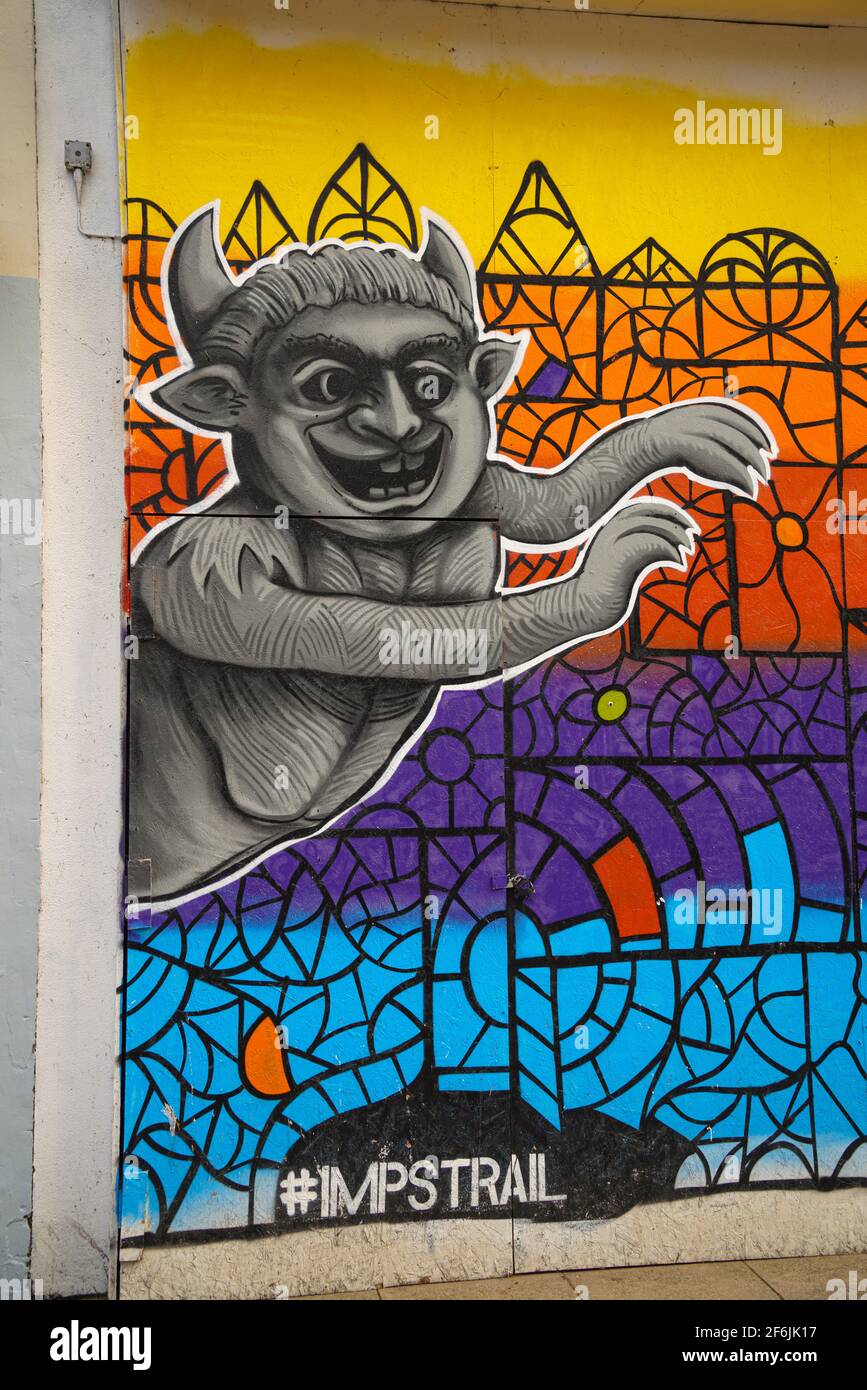 Legende des Lincoln Imp, Lincoln Cathedral, Orte in ganz Lincolnshire, alte Legende, Teufel schickte seine Imps, alte Ladenfront, Graffiti bunt. Stockfoto