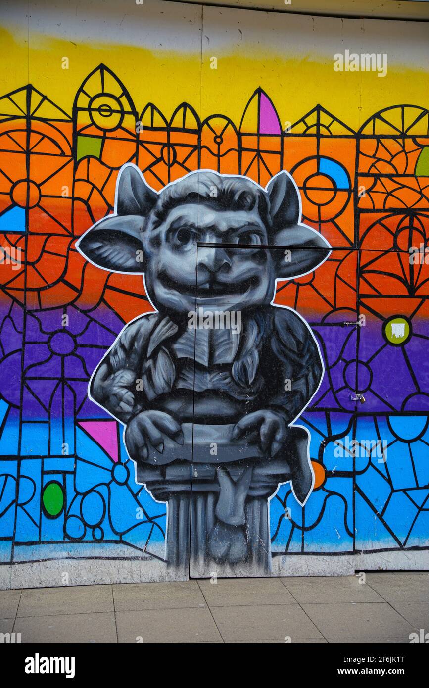 Legende des Lincoln Imp, Lincoln Cathedral, Orte in ganz Lincolnshire, alte Legende, Teufel schickte seine Imps, alte Ladenfront, Graffiti bunt. Stockfoto