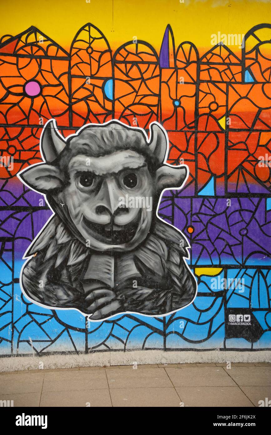 Legende des Lincoln Imp, Lincoln Cathedral, Orte in ganz Lincolnshire, alte Legende, Teufel schickte seine Imps, alte Ladenfront, Graffiti bunt. Stockfoto