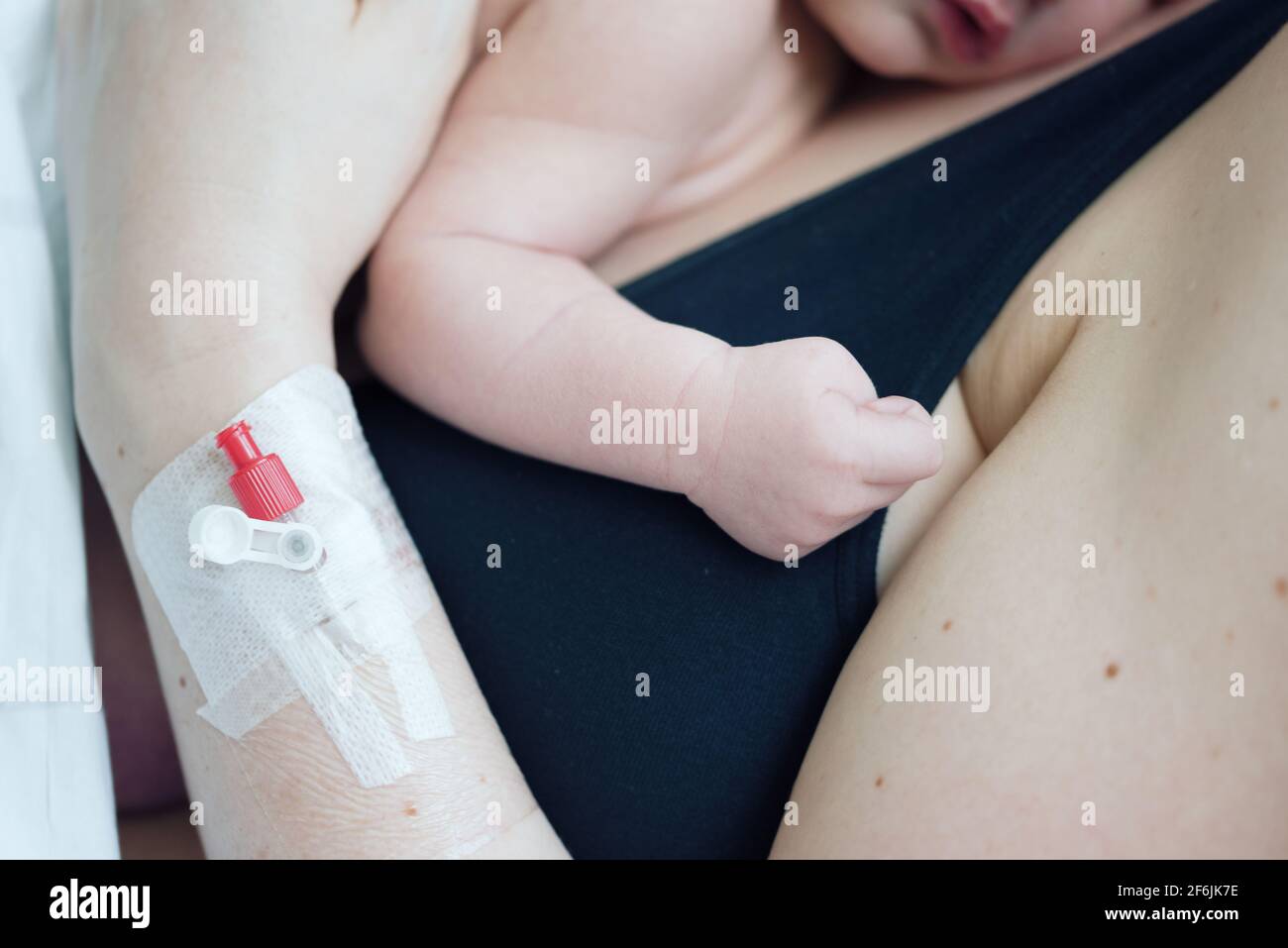 Nahaufnahme eines Neugeborenen auf der Brust der Mutter auf der Entbindungsstation Stockfoto