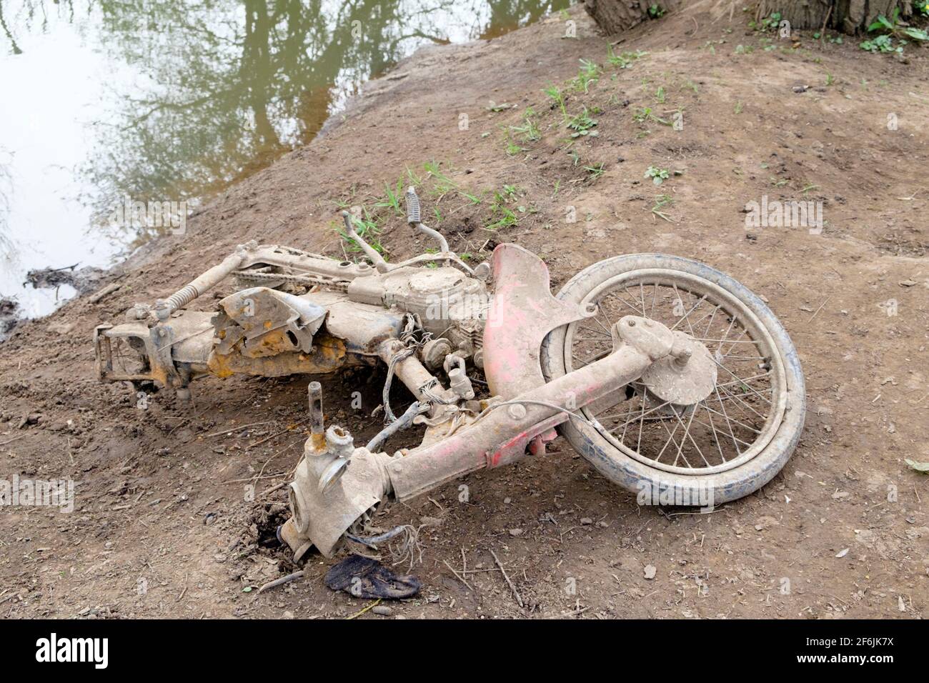 Ein kleines Motorrad zog aus dem rver Frome; wahrscheinlich ein Honda Cub. Stockfoto