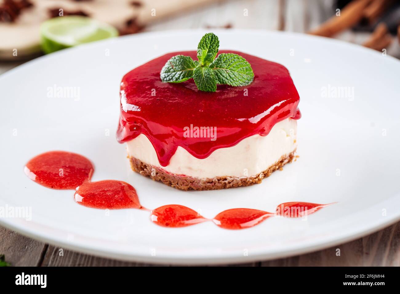 Beerenkäsekuchen mit Minze auf einem weißen Teller Stockfoto