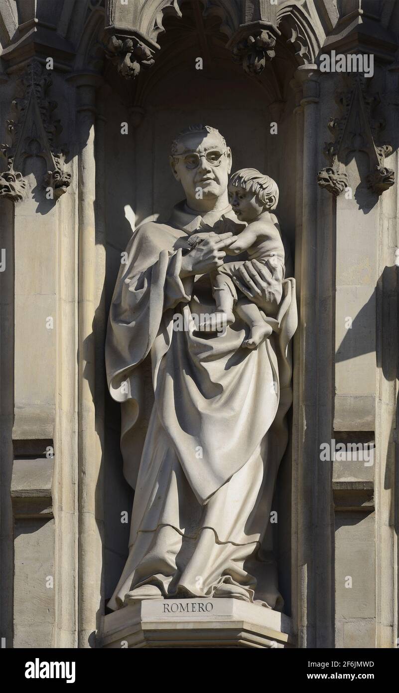 London, England, Großbritannien. Westminster Abbey - The Modern Martyrs (Tim Crawley, 1998) Statuen von zehn modernen Märtyrern über dem Haupteingang. Óscar Arnulfo Romer Stockfoto