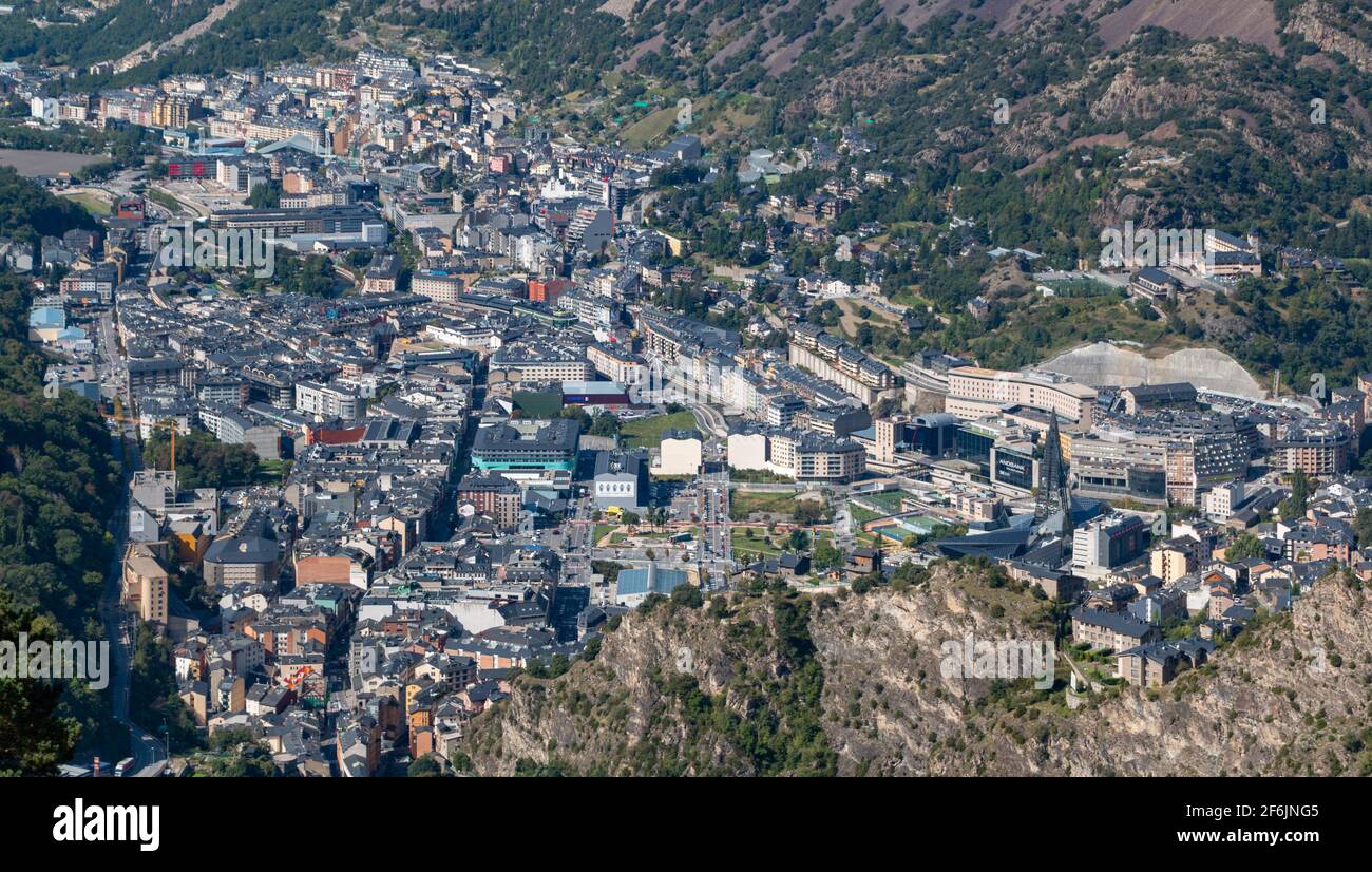 Ein Bild der Stadt Andorra la Vella aus der Ferne. Stockfoto