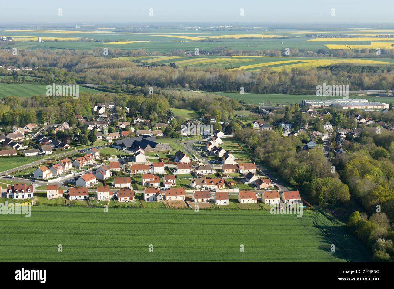 Luftaufnahmen das Dorf Le Gué-de-Longroi im Département Beauce en Eure-et-Loir in der Region Centre-Val de Loire, Frankreich. Stockfoto