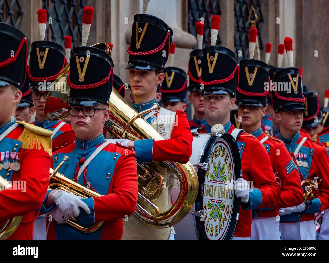 Ein Bild einer Marschkapelle, die in Prag spielt. Stockfoto