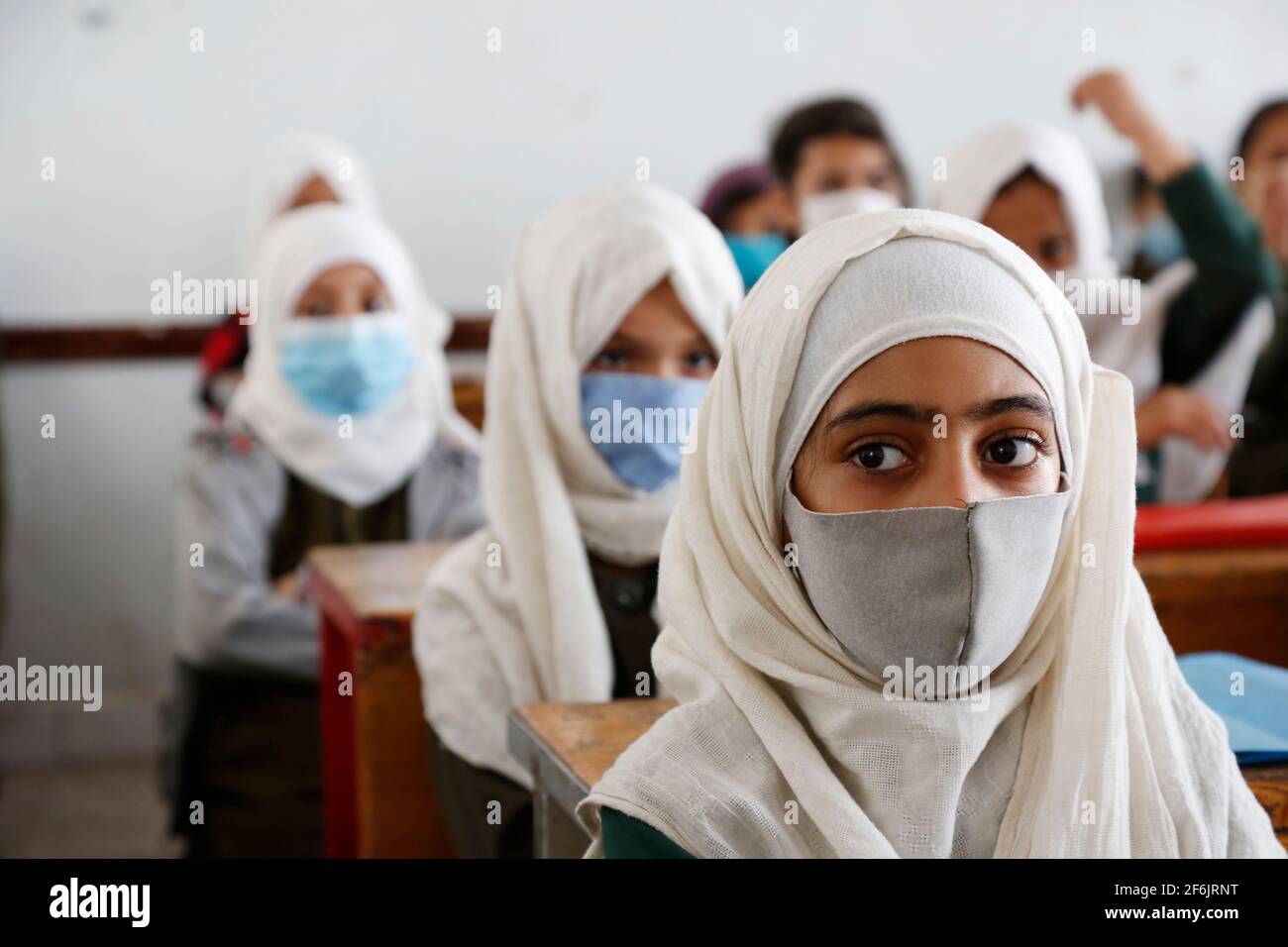 Sanaa, Jemen. März 2021. Jemenitische Schüler werden am 31. März 2021 an einer Schule in Sanaa, Jemen, gesehen. Die Bildungsbehörde in Sanaa beschloss, das Semester fast einen Monat früher zu beenden, da sie Angst vor der COVID-19-Pandemie hatte. Quelle: Mohammed Mohammed/Xinhua/Alamy Live News Stockfoto