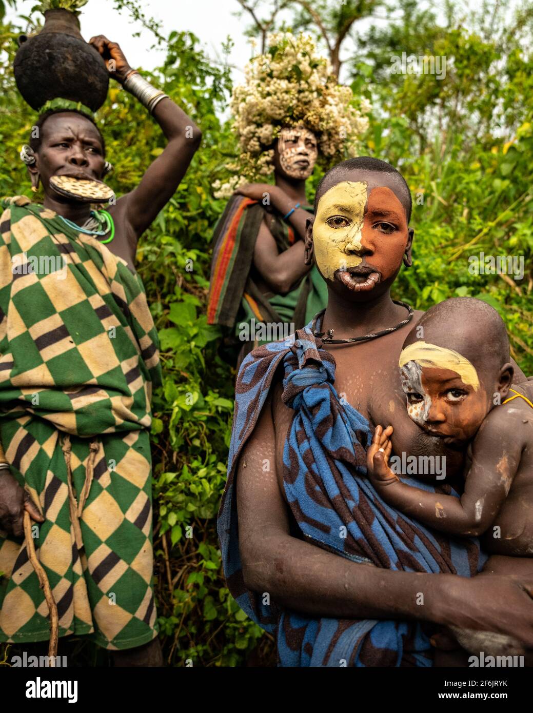 Ein Trio von Suri-Frauen - eine ohne Lippenplatte, eine mit und eine mit der Darstellung, wie die Lippe aussieht, wenn die Platte entfernt wird. KIBISH, ÄTHIOPIEN: TREFFEN Stockfoto