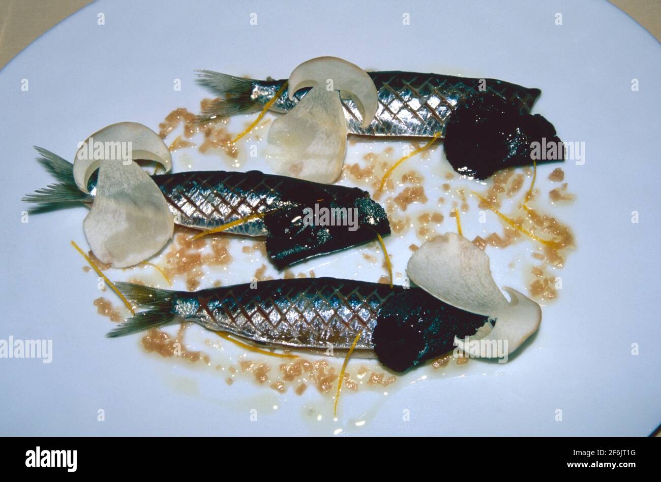 Gegrillte Sardinen, die vom Nachtlicht gefangen wurden. Stockfoto