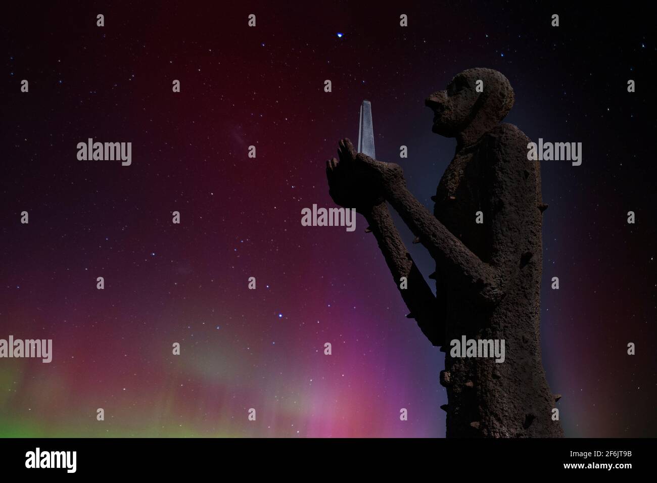 Statue des Mannes aus dem Meer, Bo Dorf, Vesteralen Inseln, Norwegen. Zusammengesetztes Bild mit aurora. Stockfoto