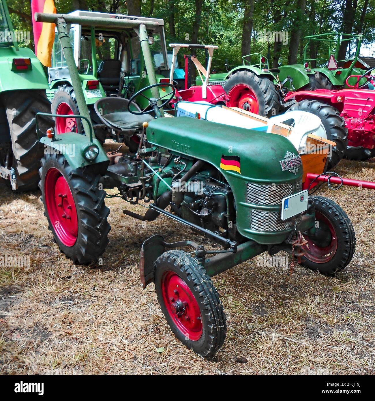 Itterbeck, Niedersachsen, Deutschland - Juni 19 2016 Klassische Traktorenausstellung. Traktor mit grünem Kramer Stockfoto