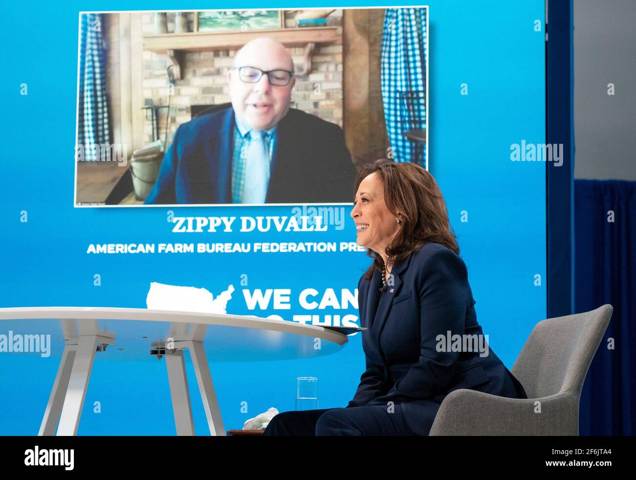 Washington, Usa. April 2021. Vizepräsidentin Kamala Harris trifft sich virtuell mit Zippy Duvall, dem Präsidenten der American Farm Bureau Federation, und führenden Vertretern der Gemeinschaft, um am Donnerstag, den 1. April 2021, im South Court Auditorium in Washington, DC, über die öffentlichen Bildungsbemühungen von COVID-19 zu sprechen. Virtuelle Teilnehmer der angemeldeten Teilnehmer und mehrere Führungskräfte sprachen über die COVID-19-Bildung und die Wege zur Bekämpfung des Virus. Foto von Leigh Vogel/Pool/Sipa USA Quelle: SIPA USA/Alamy Live News Stockfoto