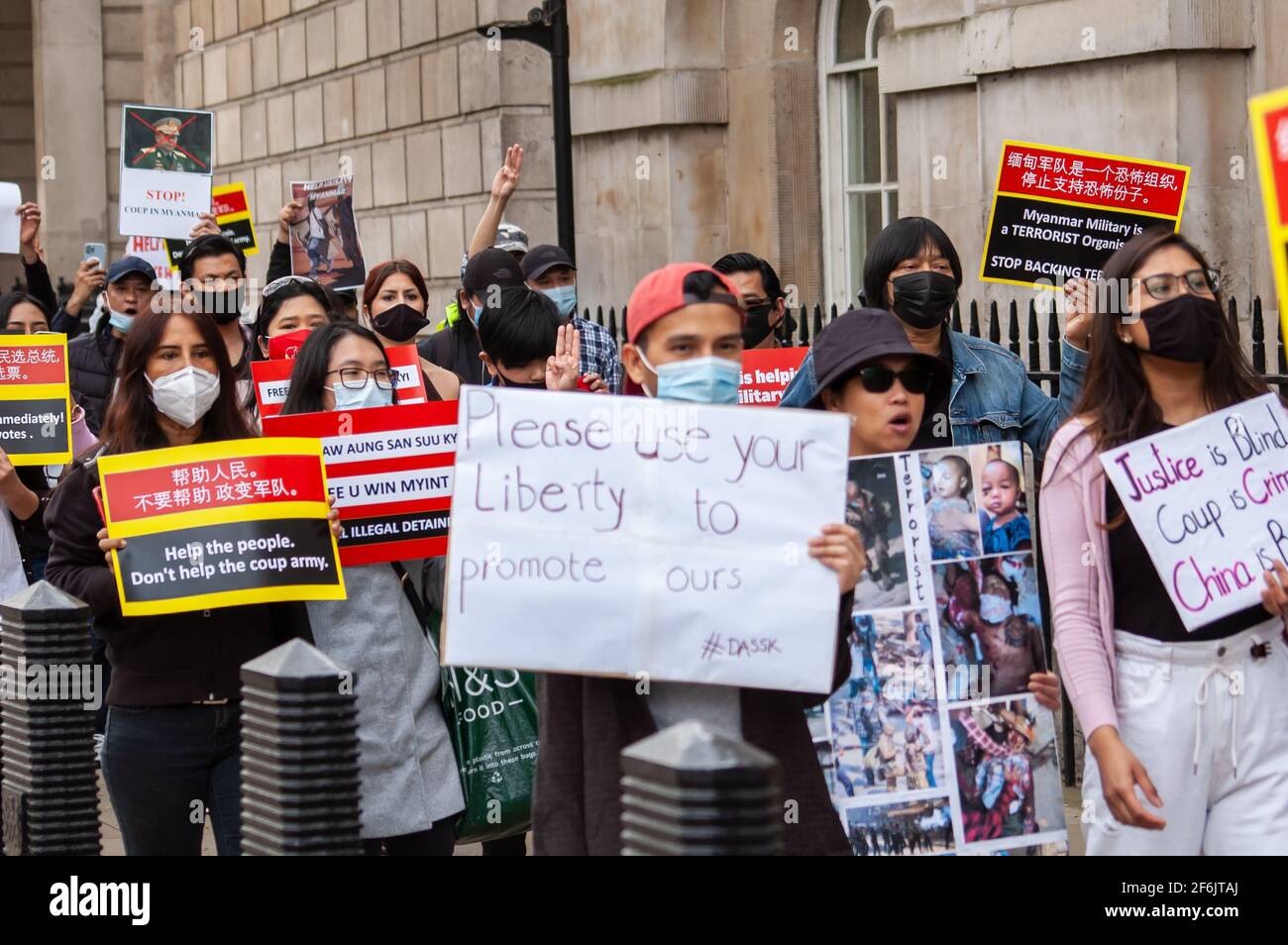 WHITEHALL, LONDON, ENGLAND – 31. März 2021: Protestierende marschieren gegen den Militärputsch von Myanmar auf die chinesische Botschaft zu Stockfoto