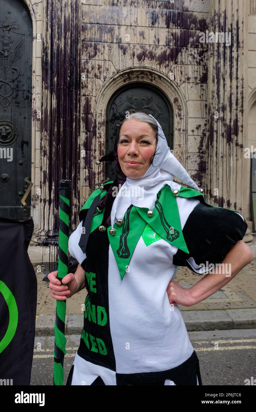 London, Großbritannien. April 2021. Rebellion des Aussterbens Demonstranten halten Transparente vor der Bank of England in London, Großbritannien, nachdem sie die Bank mit einer ölähnlichen Substanz verunreinigt haben, die die kontinuierliche Finanzierung fossiler Brennstoffe durch die Bank symbolisiert. Quelle: João Daniel Pereira/Alamy Live News Stockfoto