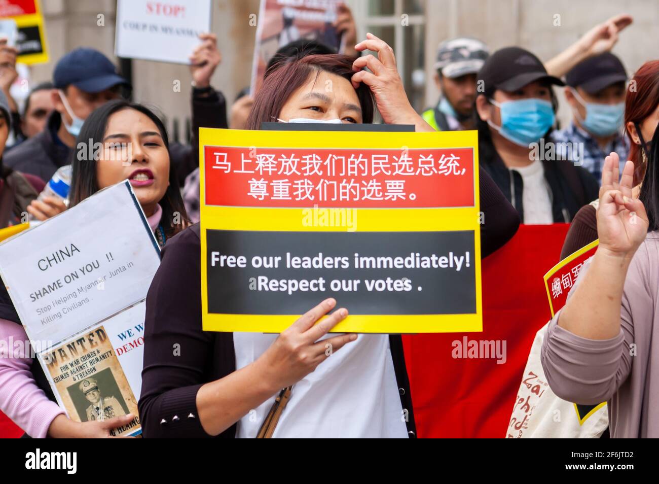 WHITEHALL, LONDON, ENGLAND – 31. März 2021: Protestierende marschieren gegen den Militärputsch von Myanmar auf die chinesische Botschaft zu Stockfoto