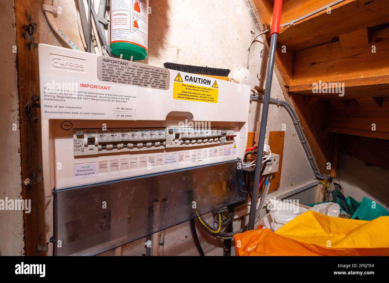 Elektrischer Leistungsschalter oder Sicherungskasten für den Hausgebrauch zum Schutz vor Netzstrom, in einem Schrank unter einer Treppe in einem Haus in England, Großbritannien. Stockfoto